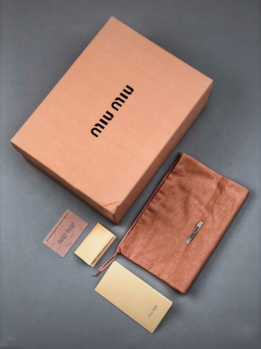 320 miumiu缪缪时装周Miu Miu 2025春夏系列秀场本季Miu Miu延续了该风格推出了专属款