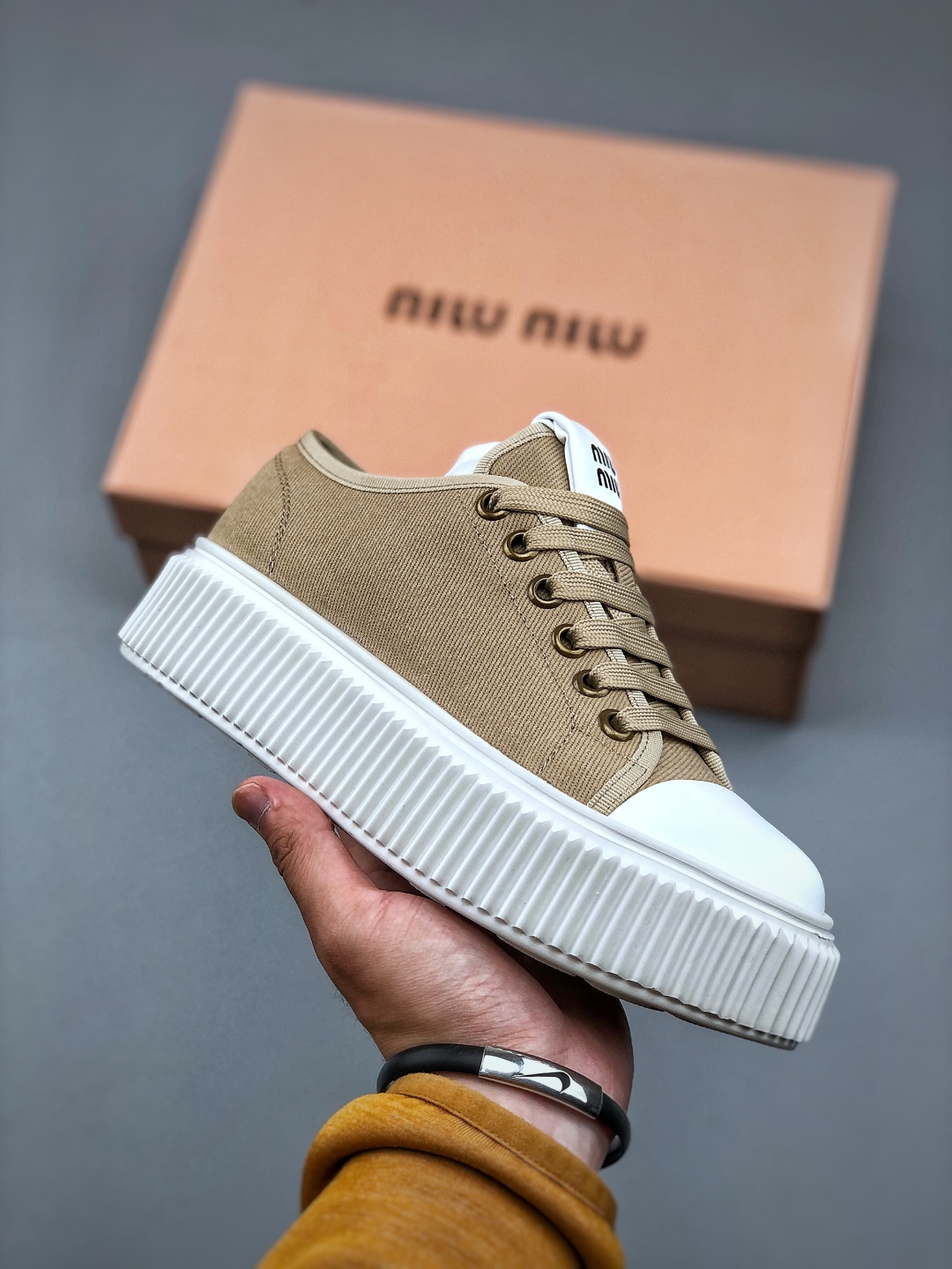 320 miumiu缪缪时装周Miu Miu 2025春夏系列秀场本季Miu Miu延续了该风格推出了专属款
