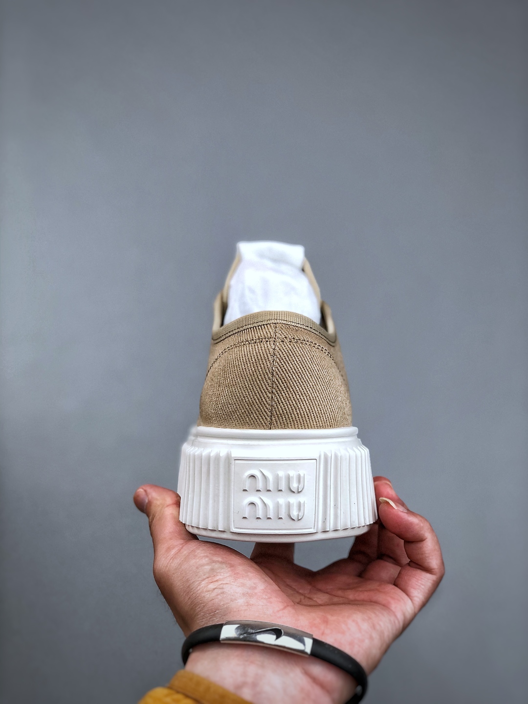 320 miumiu缪缪时装周Miu Miu 2025春夏系列秀场本季Miu Miu延续了该风格推出了专属款