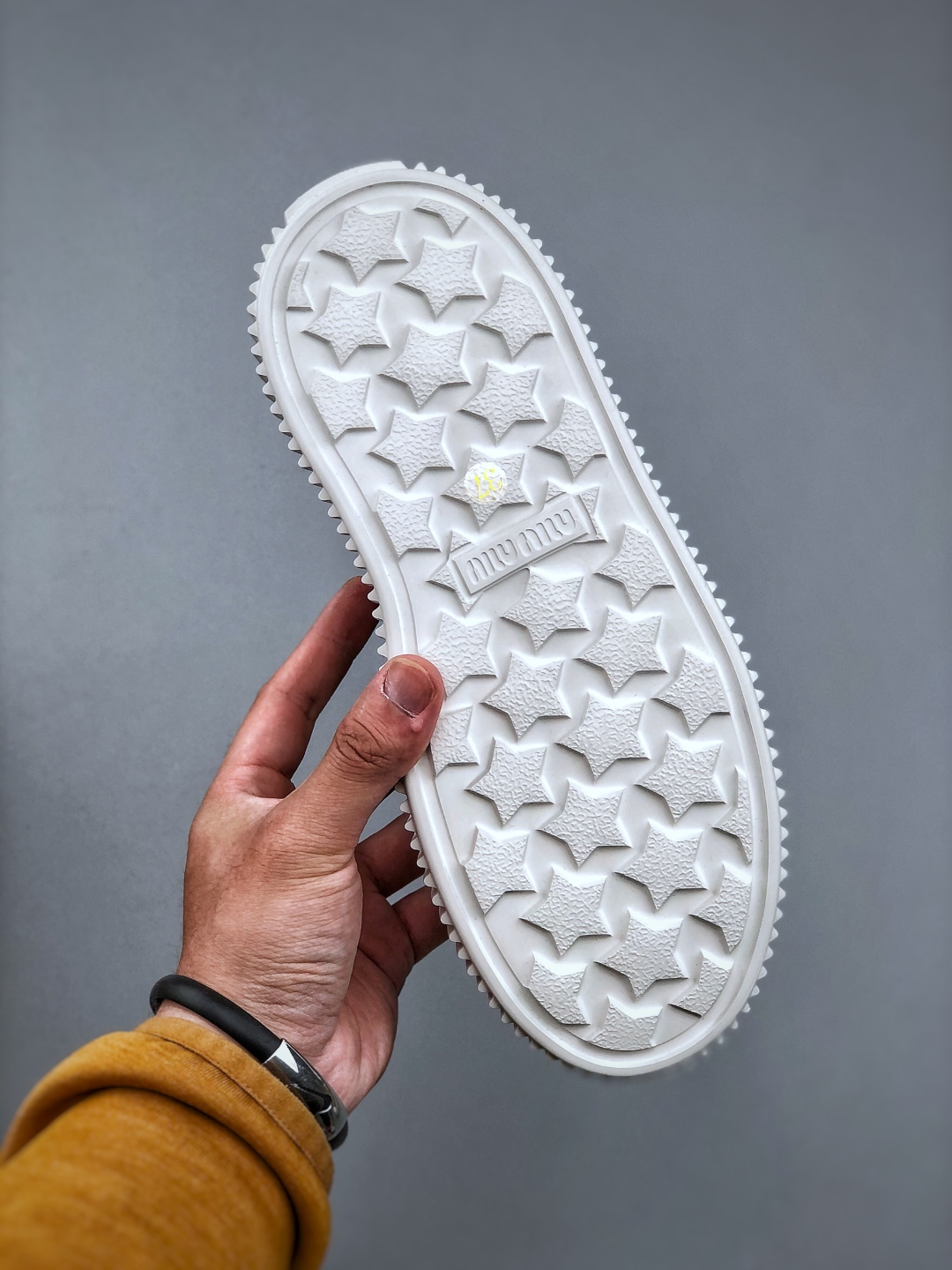 320 miumiu缪缪时装周Miu Miu 2025春夏系列秀场本季Miu Miu延续了该风格推出了专属款
