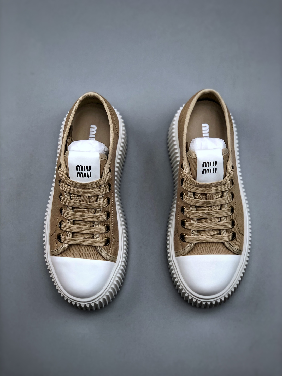 320 miumiu缪缪时装周Miu Miu 2025春夏系列秀场本季Miu Miu延续了该风格推出了专属款