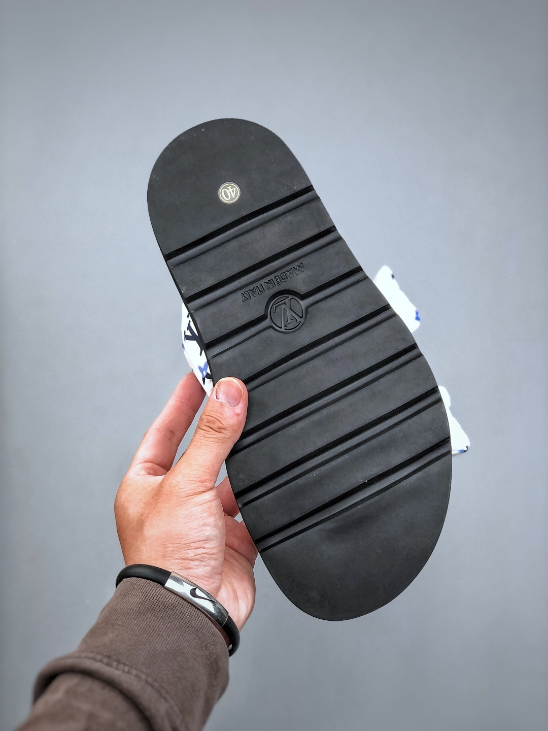 260 LOUIS VUITTON ｜路易威登2025ss最新春夏款 村上隆/Takashi Murakami x LOUIS Pool Pillow Comfort 皮革 圆头套脚一字拖鞋 男女款 白色