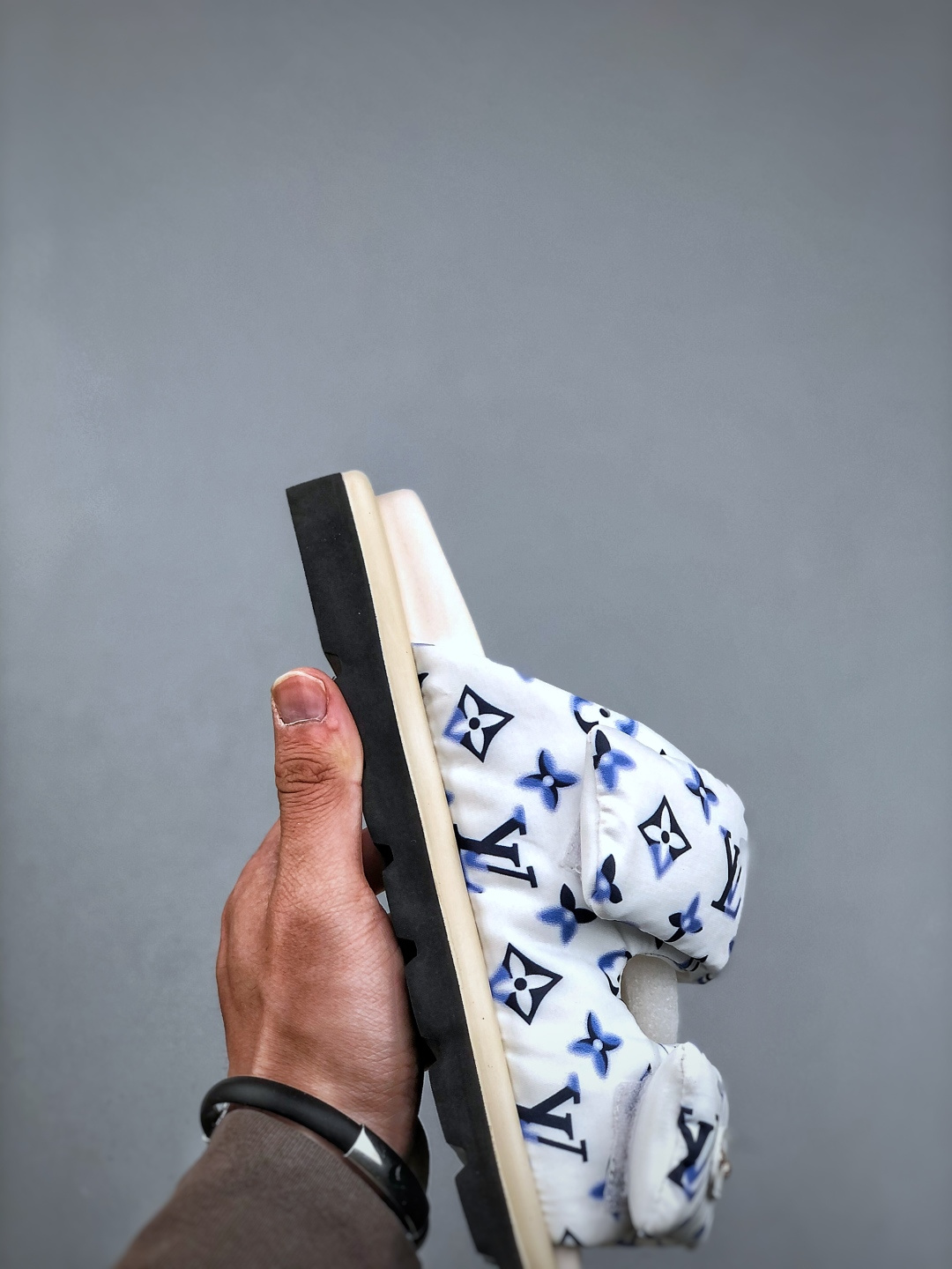 260 LOUIS VUITTON ｜路易威登2025ss最新春夏款 村上隆/Takashi Murakami x LOUIS Pool Pillow Comfort 皮革 圆头套脚一字拖鞋 男女款 白色