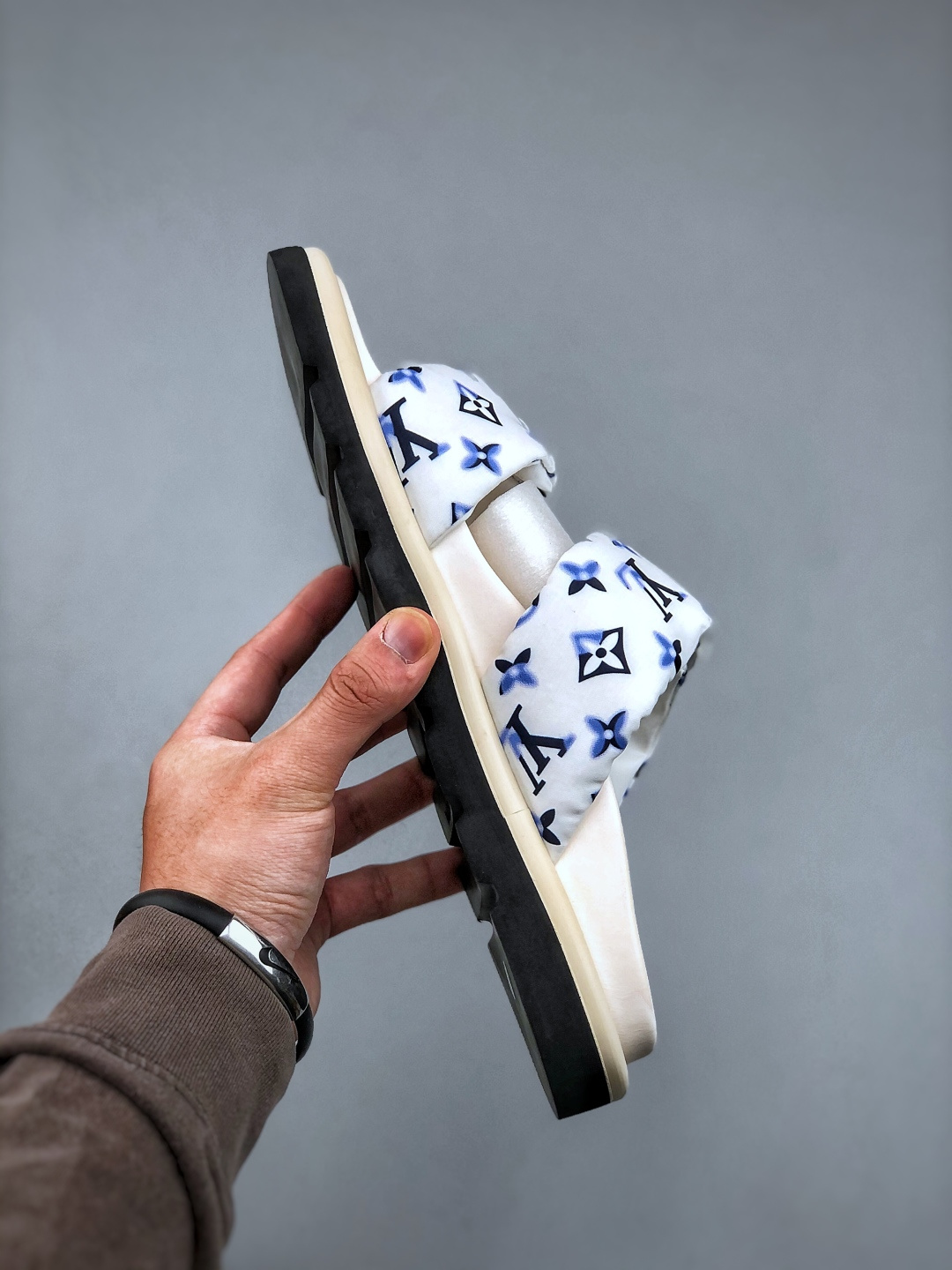 260 LOUIS VUITTON ｜路易威登2025ss最新春夏款 村上隆/Takashi Murakami x LOUIS Pool Pillow Comfort 皮革 圆头套脚一字拖鞋 男女款 白色