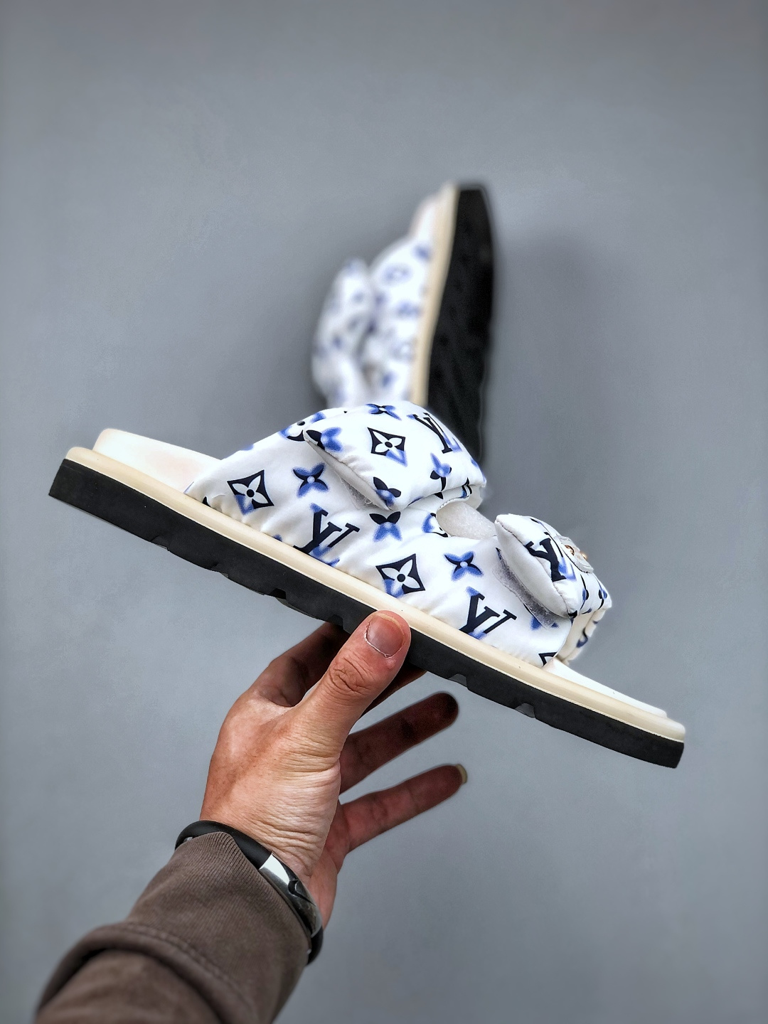 260 LOUIS VUITTON ｜路易威登2025ss最新春夏款 村上隆/Takashi Murakami x LOUIS Pool Pillow Comfort 皮革 圆头套脚一字拖鞋 男女款 白色