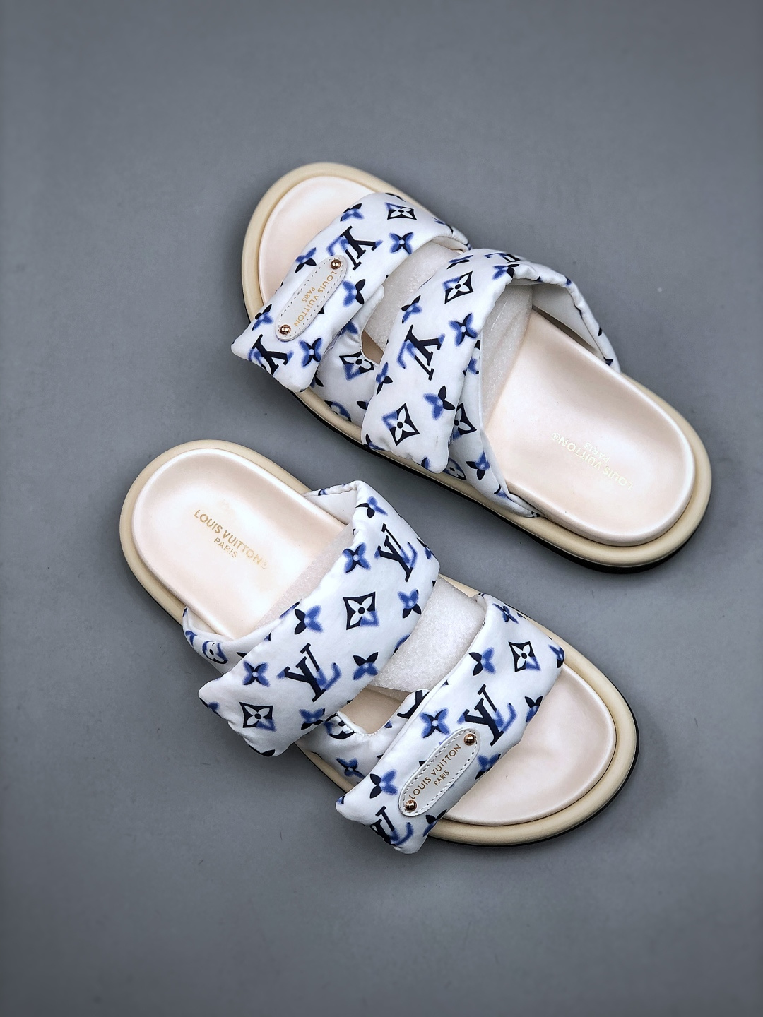 260 LOUIS VUITTON ｜路易威登2025ss最新春夏款 村上隆/Takashi Murakami x LOUIS Pool Pillow Comfort 皮革 圆头套脚一字拖鞋 男女款 白色