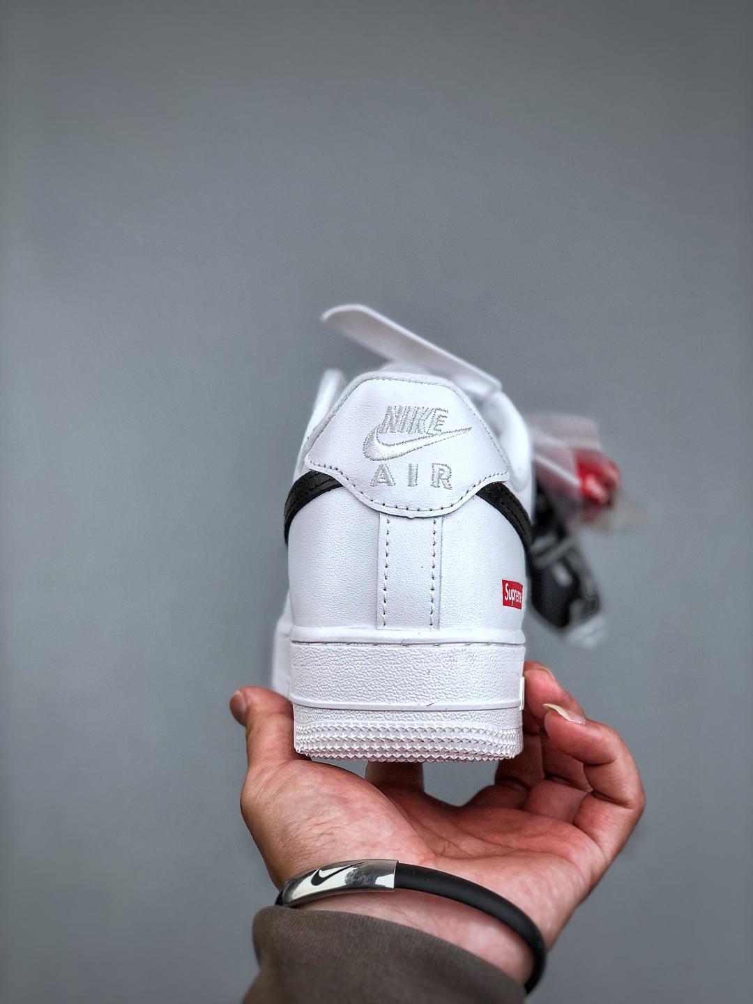 福利特价💰180Nike Air Force1 LOW sup白黑联名 #原楦头原纸板 打造纯正空军版型 #专注外贸渠道 全掌内置蜂窝气垫 #原盒配件 原厂中底钢印、拉帮完美 货号：CU9225 102 尺码：36-45（半）