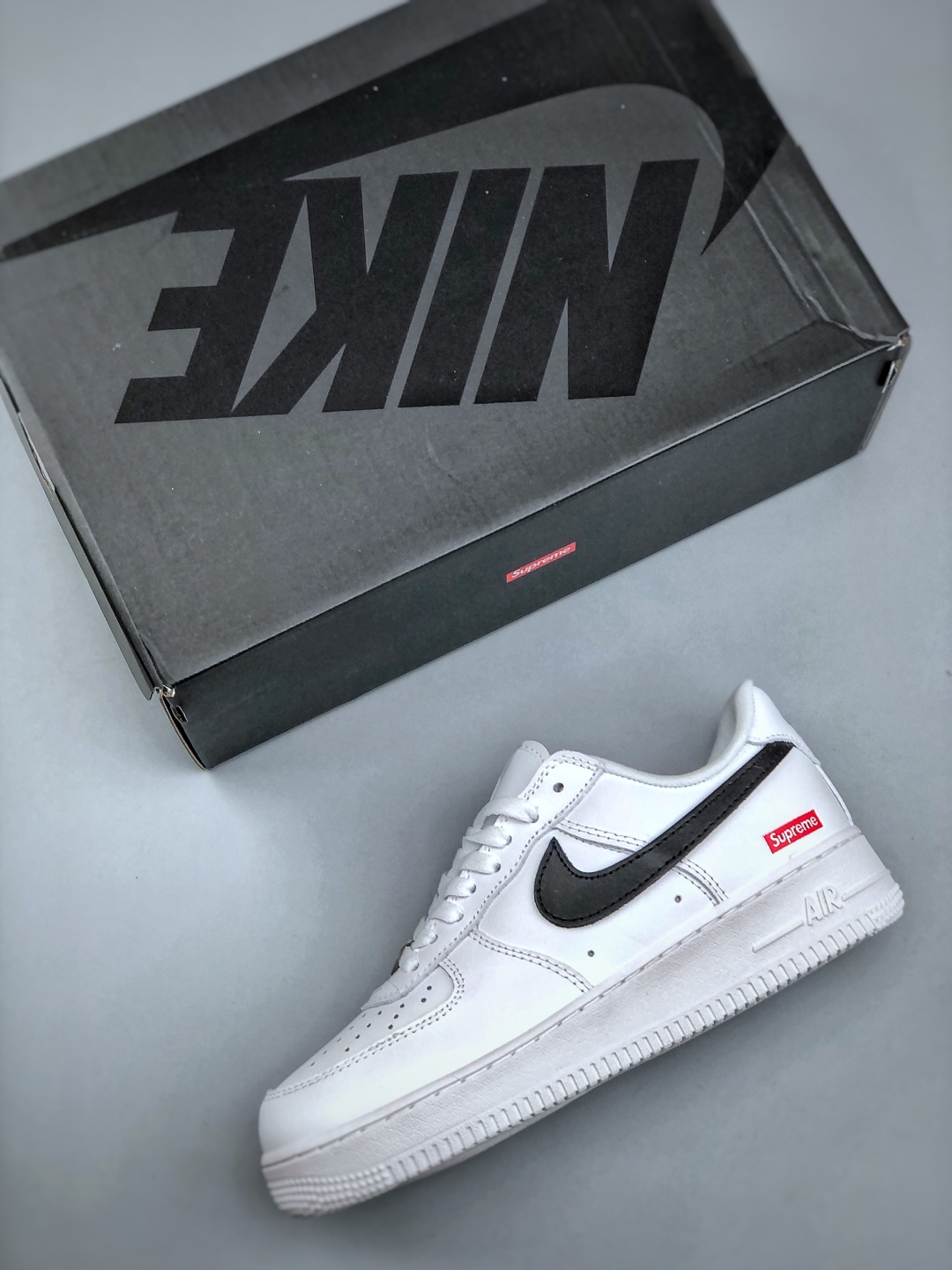 福利特价💰180Nike Air Force1 LOW sup白黑联名 #原楦头原纸板 打造纯正空军版型 #专注外贸渠道 全掌内置蜂窝气垫 #原盒配件 原厂中底钢印、拉帮完美 货号：CU9225 102 尺码：36-45（半）