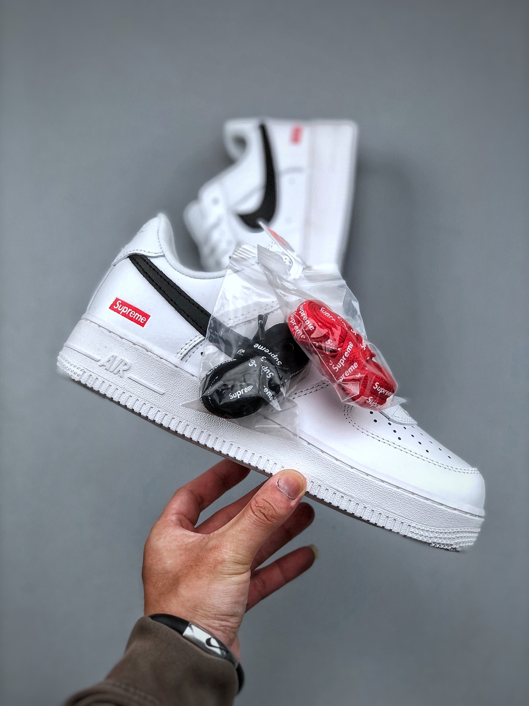 福利特价💰180Nike Air Force1 LOW sup白黑联名 #原楦头原纸板 打造纯正空军版型 #专注外贸渠道 全掌内置蜂窝气垫 #原盒配件 原厂中底钢印、拉帮完美 货号：CU9225 102 尺码：36-45（半）