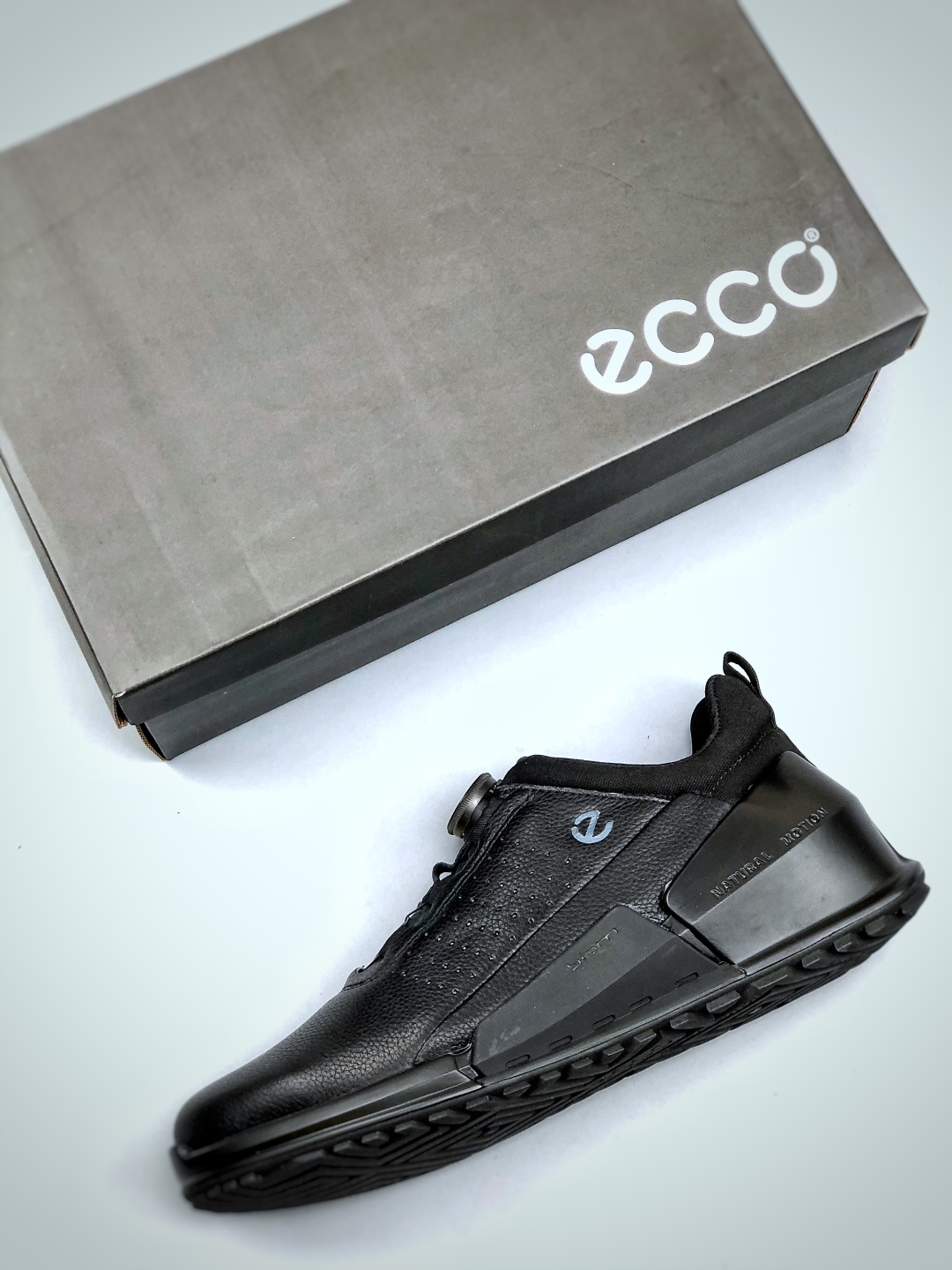 300 ECCO爱步男士休闲运动鞋 缓震牛皮跑步鞋 柔软超轻的中底 提供出色的能量回弹和缓震体验 长效缓震的BIOM自然律动科技鞋