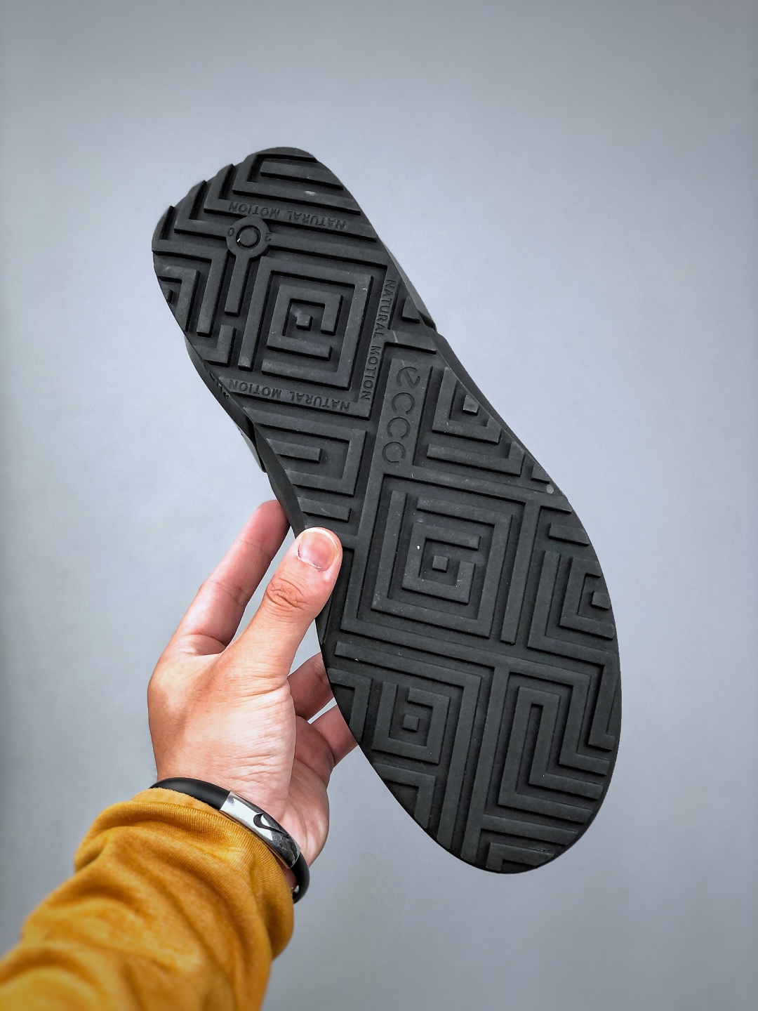 300 ECCO爱步男士休闲运动鞋 缓震牛皮跑步鞋 柔软超轻的中底 提供出色的能量回弹和缓震体验 长效缓震的BIOM自然律动科技鞋