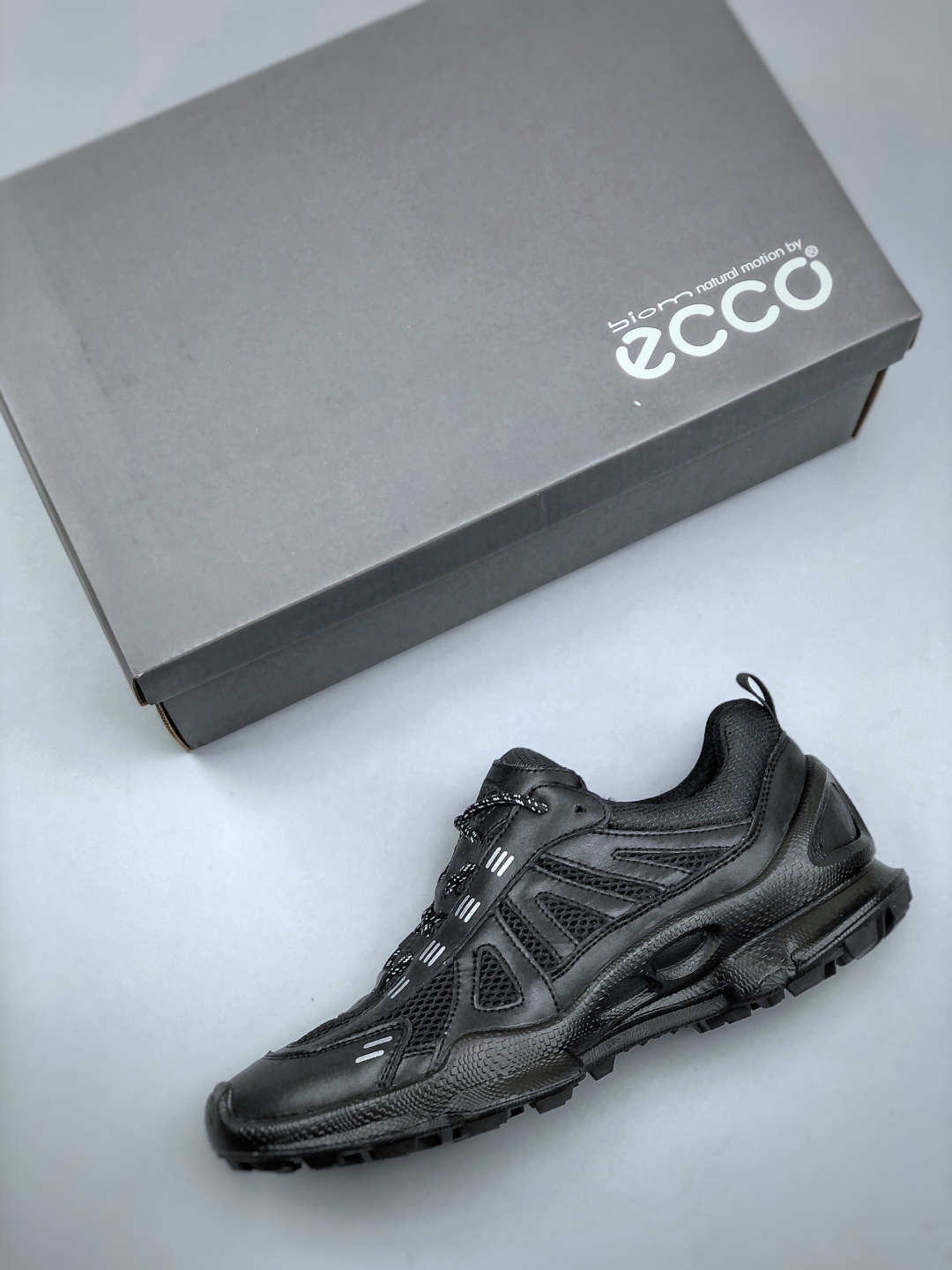 300 Ecco 爱步 皮条带网 透气，经典和现代工艺品质融合 精选小牛皮面料 百搭休闲老爹鞋特有LOGO车边