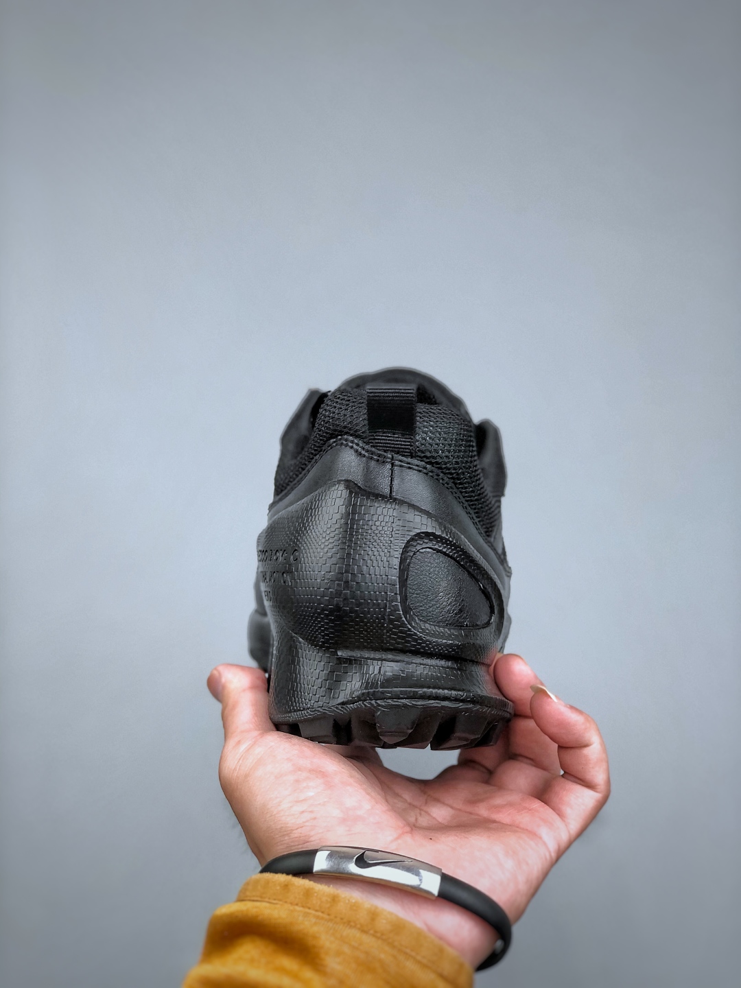 300 Ecco 爱步 皮条带网 透气，经典和现代工艺品质融合 精选小牛皮面料 百搭休闲老爹鞋特有LOGO车边