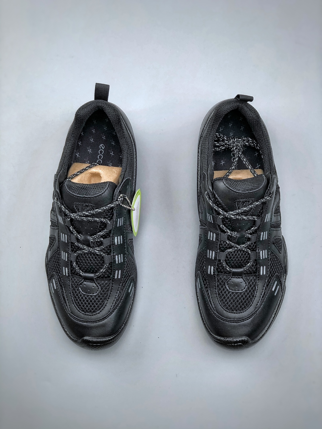 300 Ecco 爱步 皮条带网 透气，经典和现代工艺品质融合 精选小牛皮面料 百搭休闲老爹鞋特有LOGO车边