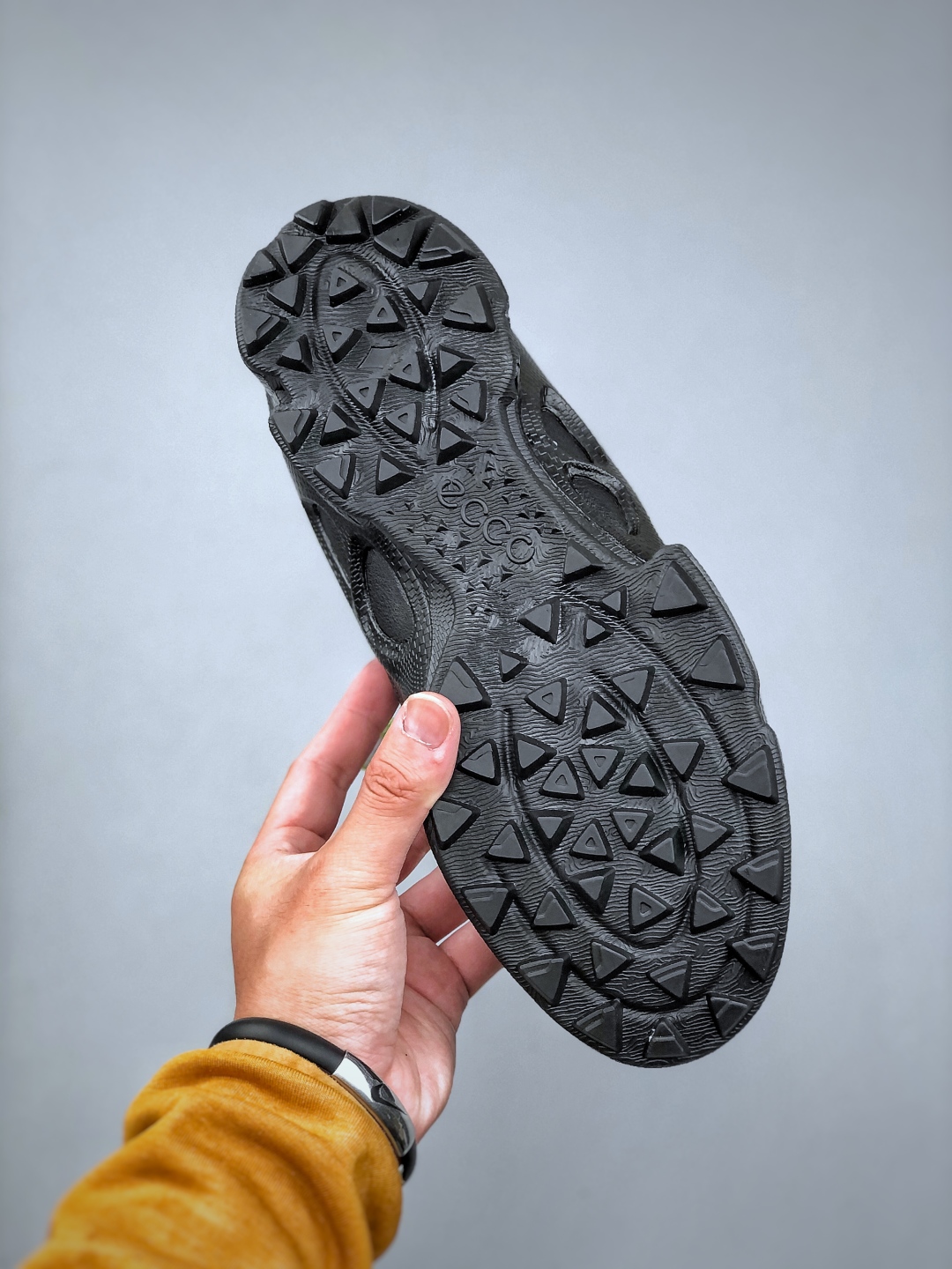 300 Ecco 爱步 皮条带网 透气，经典和现代工艺品质融合 精选小牛皮面料 百搭休闲老爹鞋特有LOGO车边