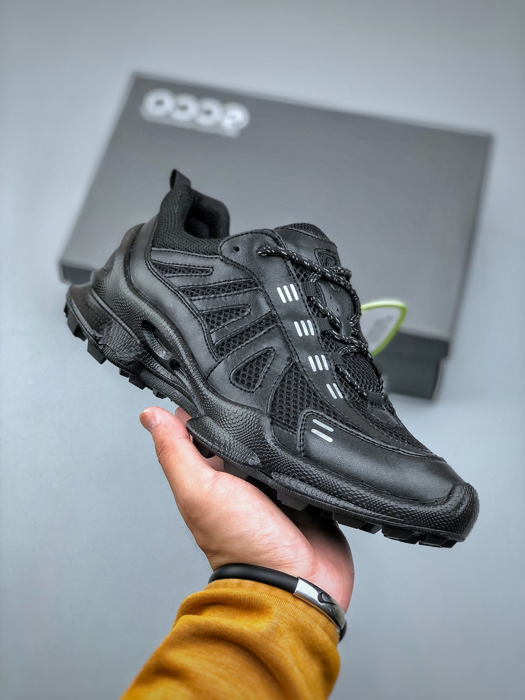 300 Ecco 爱步 皮条带网 透气，经典和现代工艺品质融合 精选小牛皮面料 百搭休闲老爹鞋特有LOGO车边