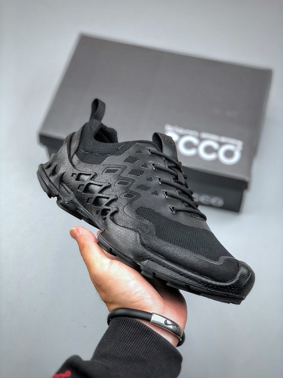 300 Ecco爱步BIOM真皮运动鞋 防滑健步慢跑鞋