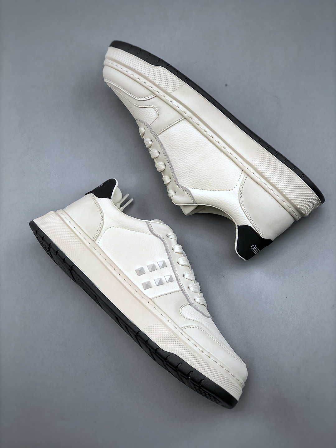 新货Valentino 华伦天奴 Rockstud untitled 厚底休闲铆钉小白鞋