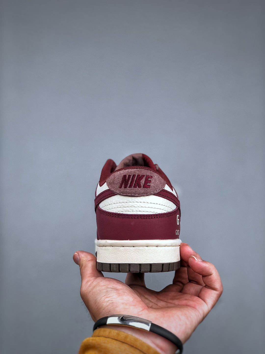 💰300 海外爆款限量发售！高端定制Nike SB Dunk Low 古驰联名------白酒红配色 高端定制 低帮休闲板鞋 定制鞋盒 大厂纯原品质出货 超高清洁度 皮料切割干净无任何毛边 细节完美 货号：FX1588 302  Size:36 36.5 37.5 38 38.5 39 40 40.5 41 42 42.5 43 44 44.5 45