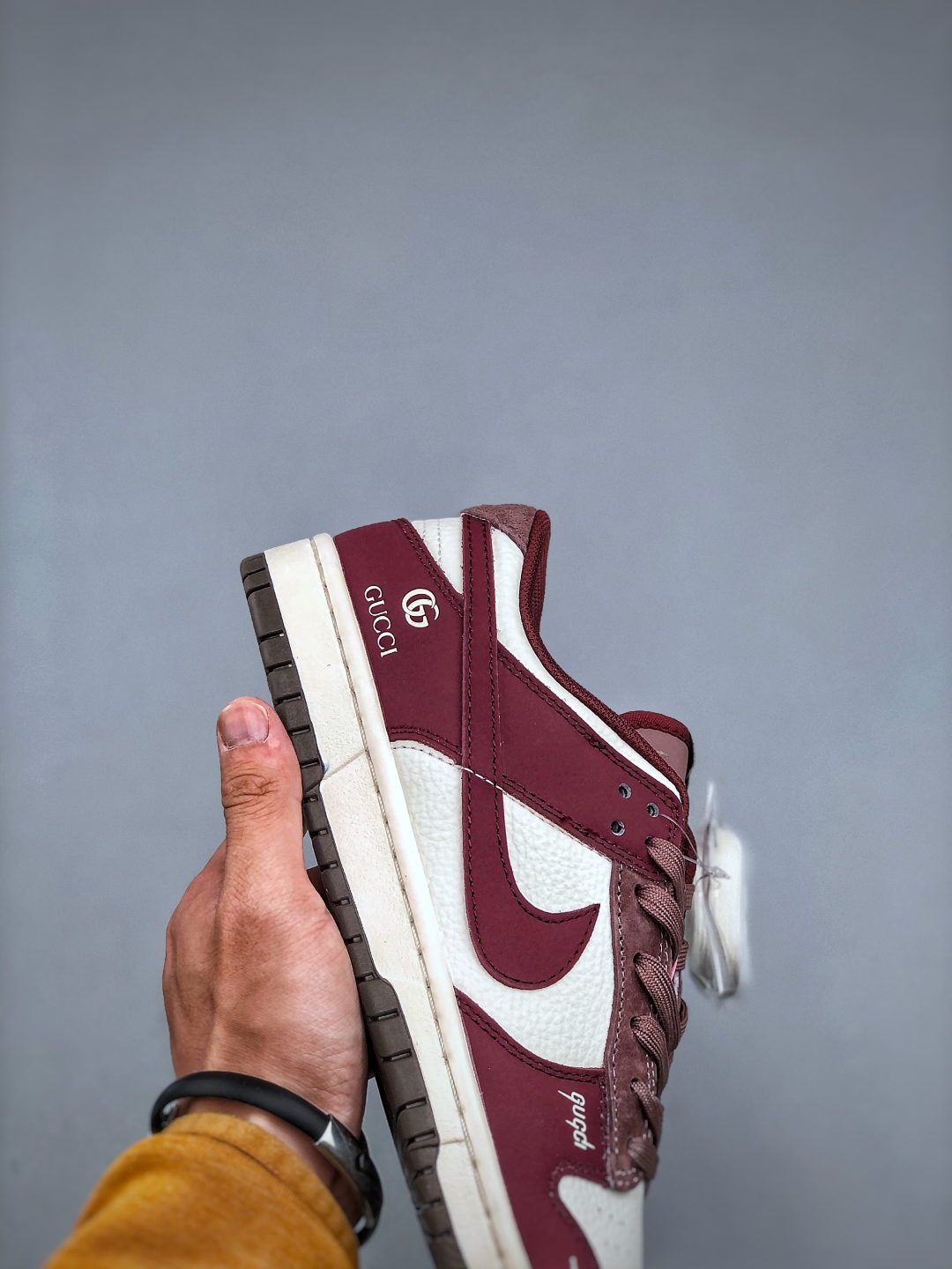 💰300 海外爆款限量发售！高端定制Nike SB Dunk Low 古驰联名------白酒红配色 高端定制 低帮休闲板鞋 定制鞋盒 大厂纯原品质出货 超高清洁度 皮料切割干净无任何毛边 细节完美 货号：FX1588 302  Size:36 36.5 37.5 38 38.5 39 40 40.5 41 42 42.5 43 44 44.5 45