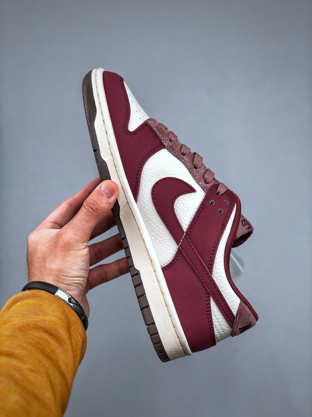 💰300 海外爆款限量发售！高端定制Nike SB Dunk Low 古驰联名------白酒红配色 高端定制 低帮休闲板鞋 定制鞋盒 大厂纯原品质出货 超高清洁度 皮料切割干净无任何毛边 细节完美 货号：FX1588 302  Size:36 36.5 37.5 38 38.5 39 40 40.5 41 42 42.5 43 44 44.5 45