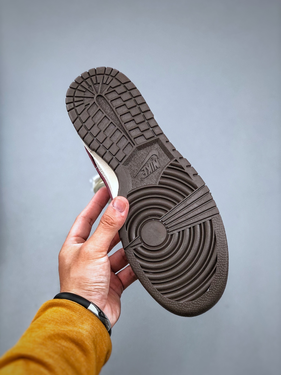 💰300 海外爆款限量发售！高端定制Nike SB Dunk Low 古驰联名------白酒红配色 高端定制 低帮休闲板鞋 定制鞋盒 大厂纯原品质出货 超高清洁度 皮料切割干净无任何毛边 细节完美 货号：FX1588 302  Size:36 36.5 37.5 38 38.5 39 40 40.5 41 42 42.5 43 44 44.5 45