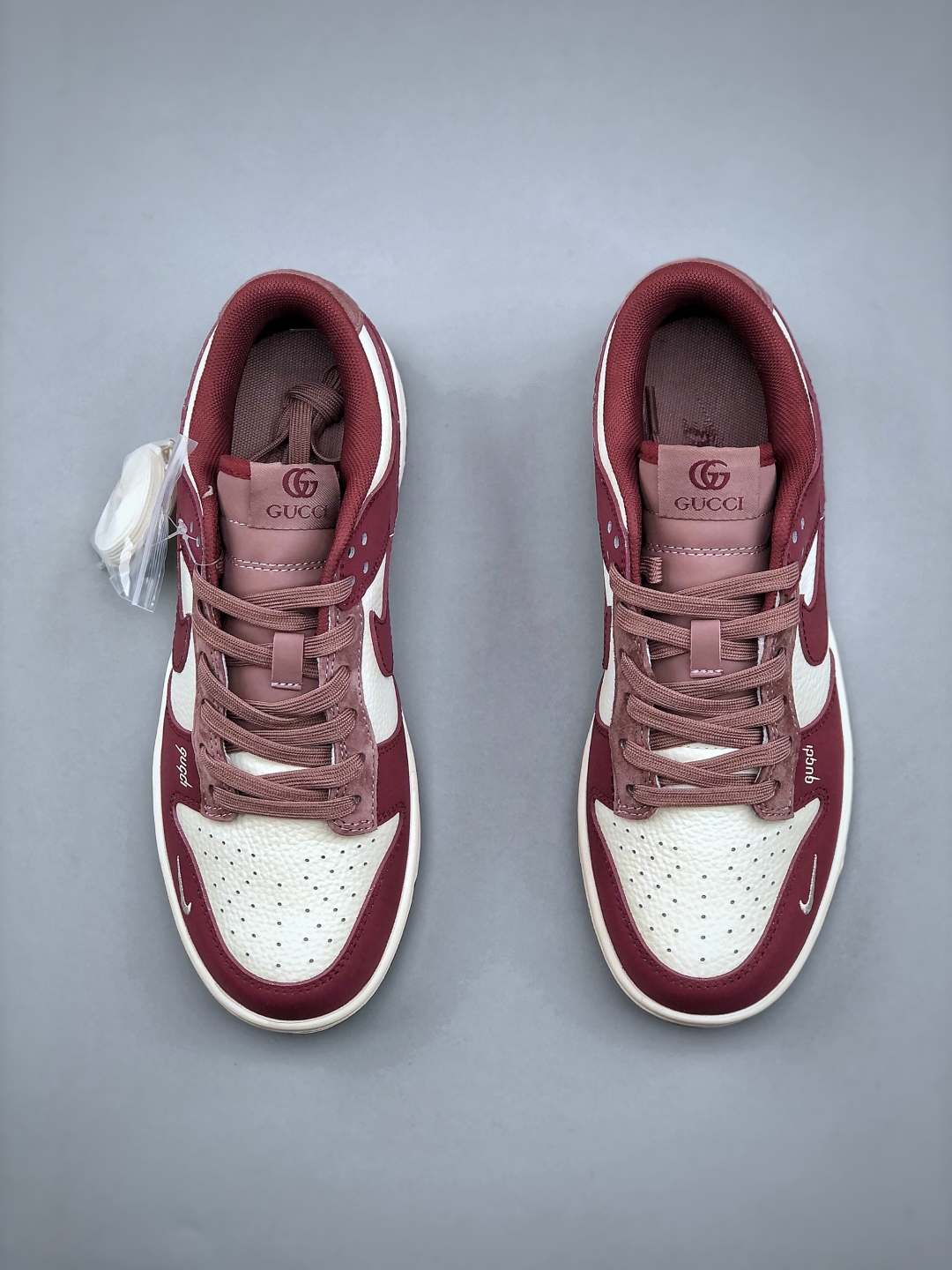 💰300 海外爆款限量发售！高端定制Nike SB Dunk Low 古驰联名------白酒红配色 高端定制 低帮休闲板鞋 定制鞋盒 大厂纯原品质出货 超高清洁度 皮料切割干净无任何毛边 细节完美 货号：FX1588 302  Size:36 36.5 37.5 38 38.5 39 40 40.5 41 42 42.5 43 44 44.5 45