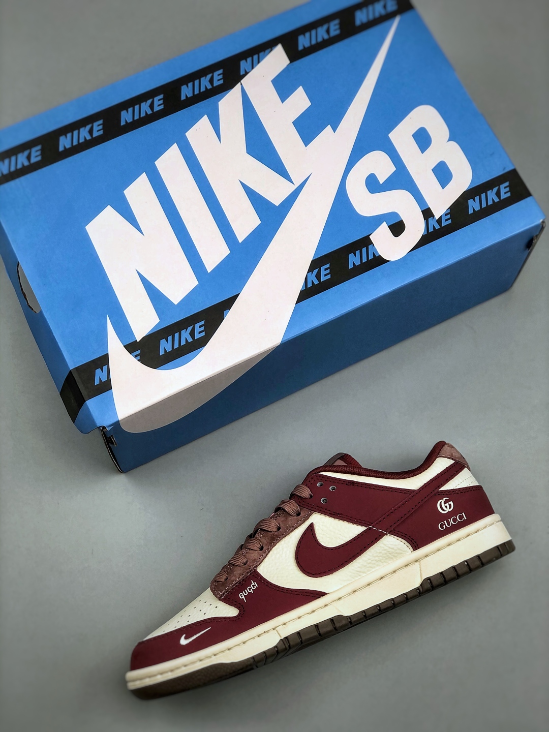 💰300 海外爆款限量发售！高端定制Nike SB Dunk Low 古驰联名------白酒红配色 高端定制 低帮休闲板鞋 定制鞋盒 大厂纯原品质出货 超高清洁度 皮料切割干净无任何毛边 细节完美 货号：FX1588 302  Size:36 36.5 37.5 38 38.5 39 40 40.5 41 42 42.5 43 44 44.5 45