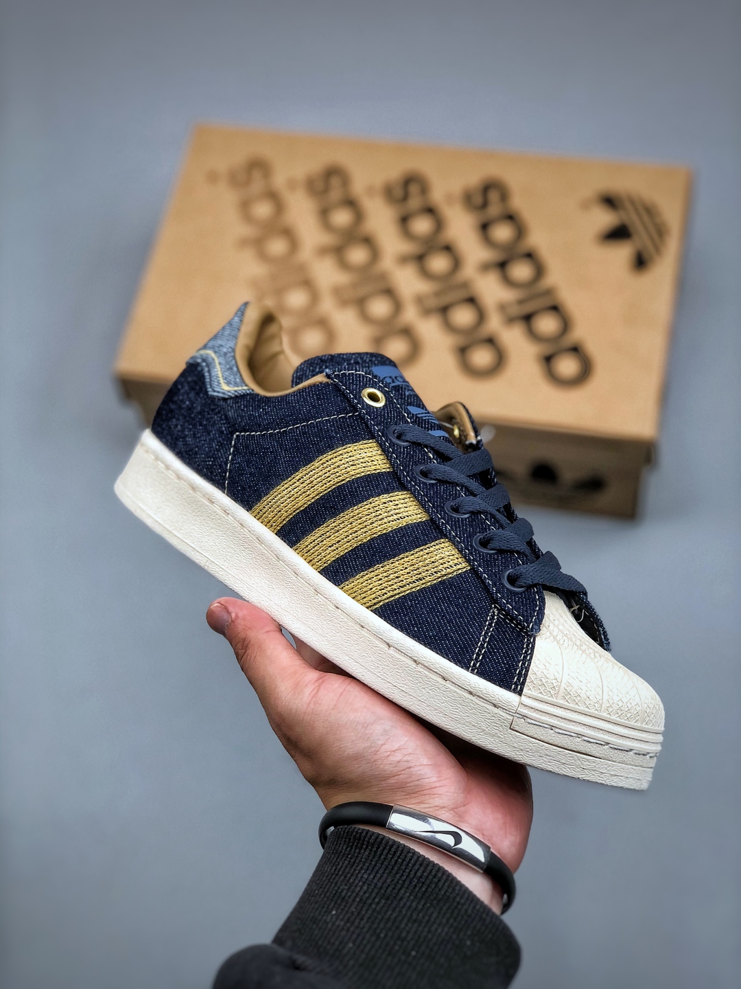 Adidas Superstar 82: Classic Low-Top Sneakers with Striped Design 2 cmp i1745961460553 8979 0 0