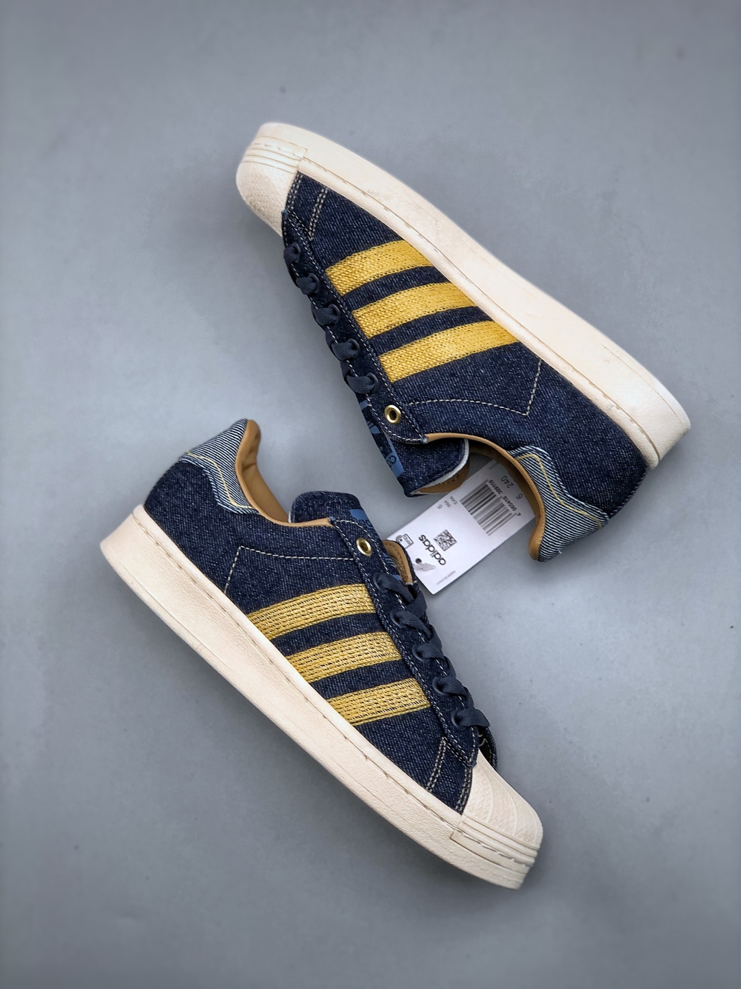 Adidas Superstar 82: Classic Low-Top Sneakers with Striped Design 10 cmp i1745961460558 1439 0 8