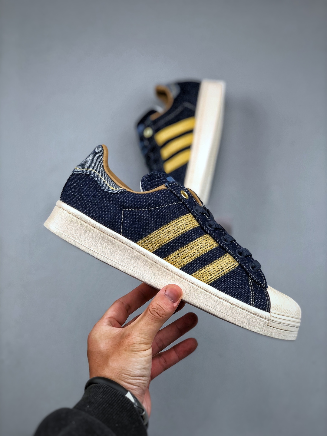 Adidas Superstar 82: Classic Low-Top Sneakers with Striped Design 5 cmp i1745961462325 5192 0 3
