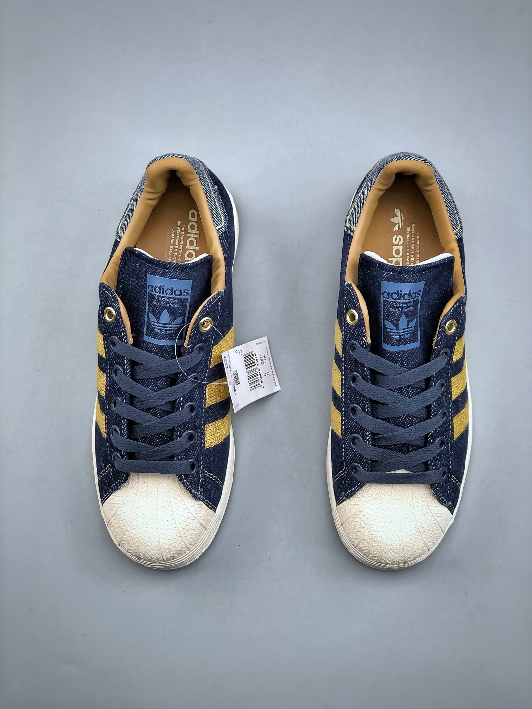 Adidas Superstar 82: Classic Low-Top Sneakers with Striped Design 6 cmp i1745961462333 7838 0 4
