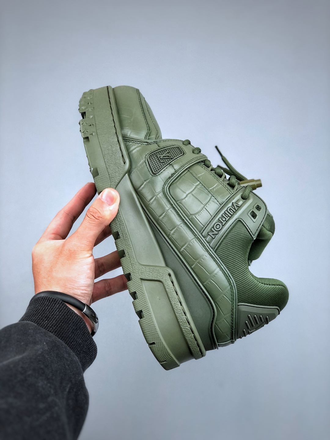 420 LV-路易-威登trainer 2025走秀小牛皮拼接侧边饰有品牌LOGO标志