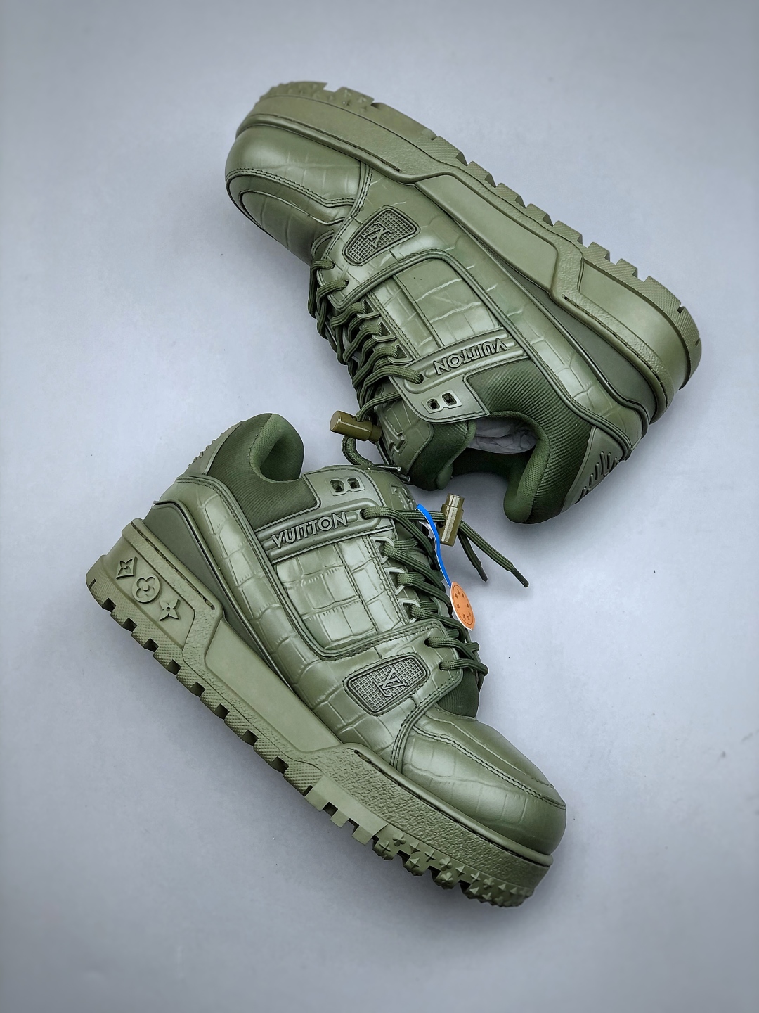 420 LV-路易-威登trainer 2025走秀小牛皮拼接侧边饰有品牌LOGO标志