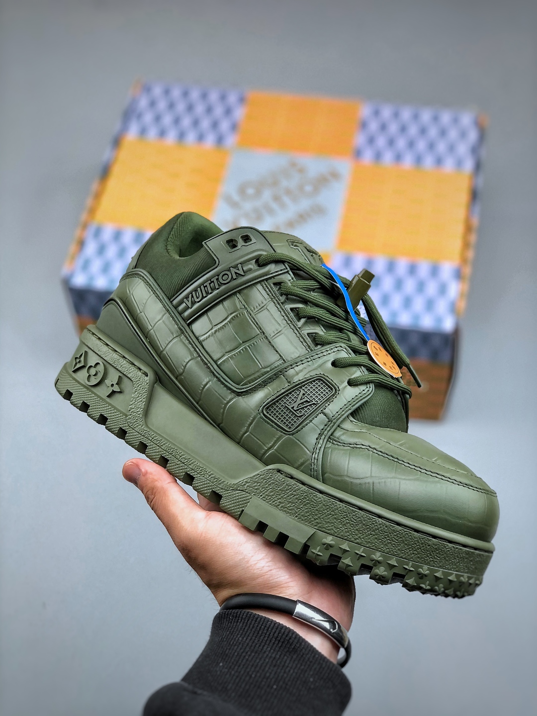 420 LV-路易-威登trainer 2025走秀小牛皮拼接侧边饰有品牌LOGO标志