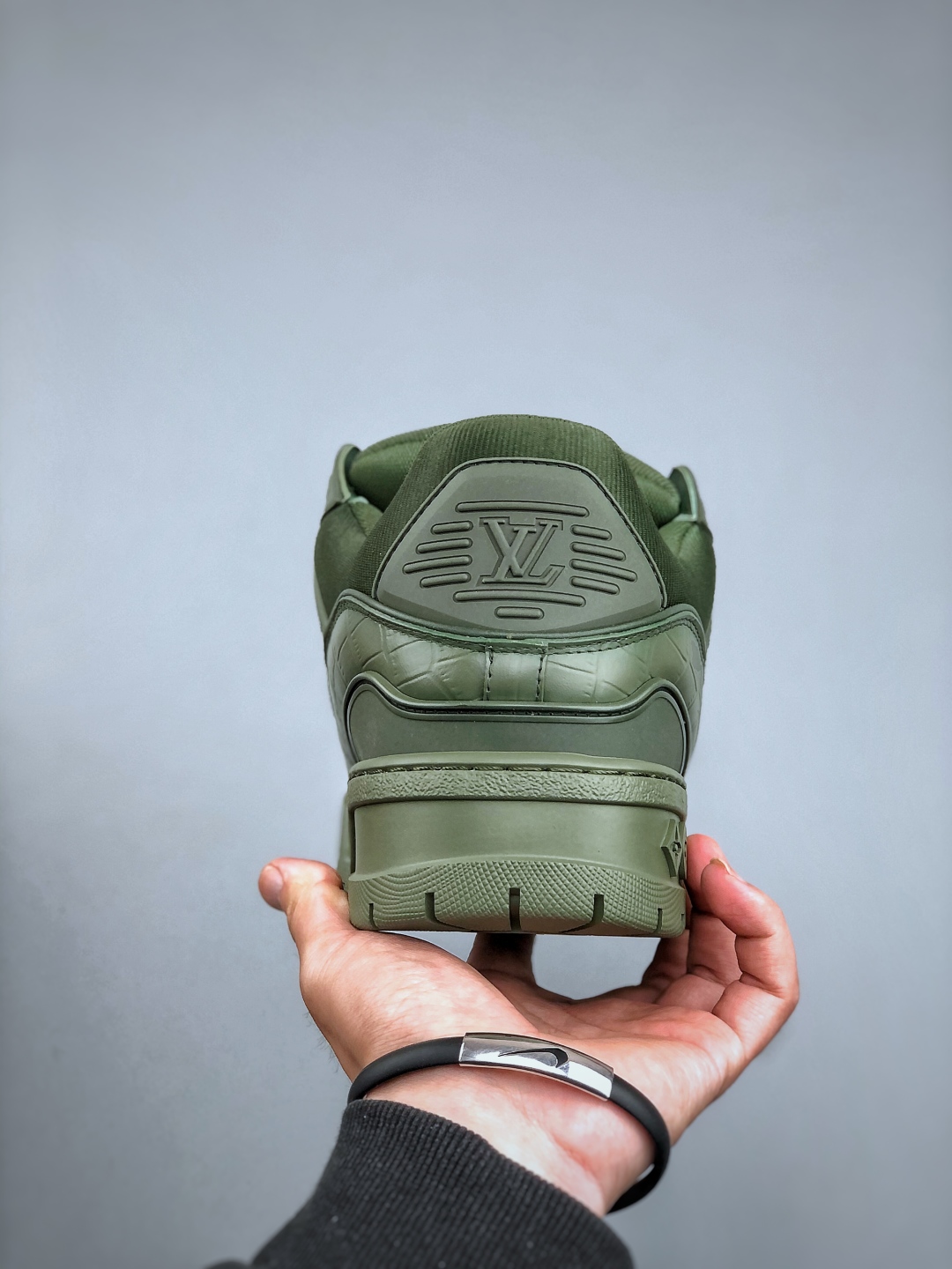 420 LV-路易-威登trainer 2025走秀小牛皮拼接侧边饰有品牌LOGO标志