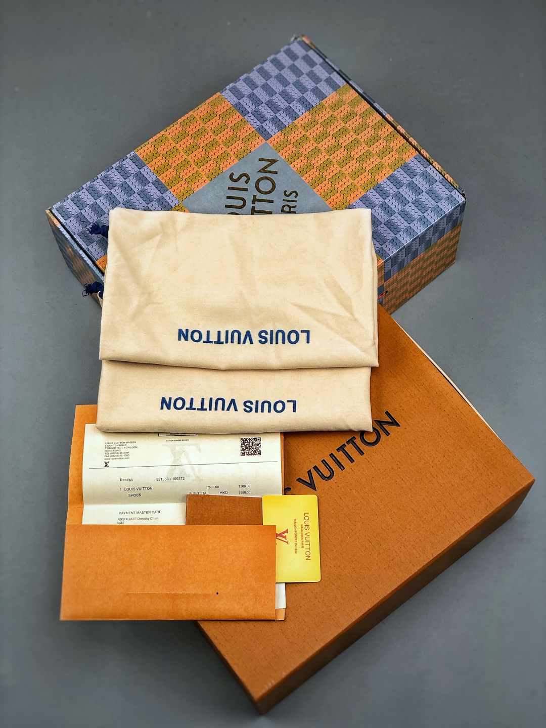 420 LV-路易-威登trainer 2025走秀小牛皮拼接侧边饰有品牌LOGO标志