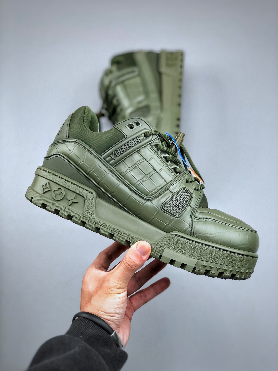 420 LV-路易-威登trainer 2025走秀小牛皮拼接侧边饰有品牌LOGO标志