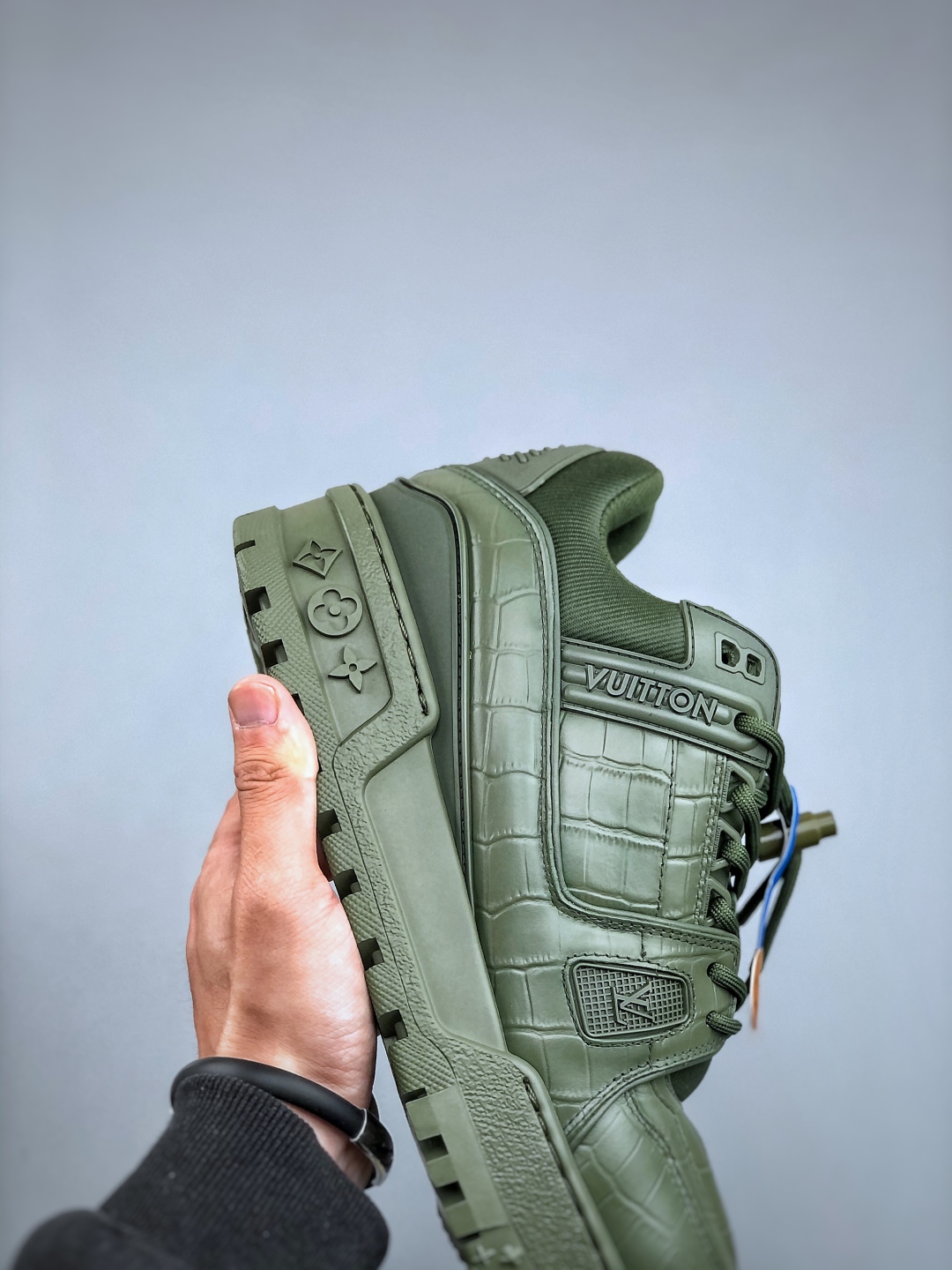 420 LV-路易-威登trainer 2025走秀小牛皮拼接侧边饰有品牌LOGO标志