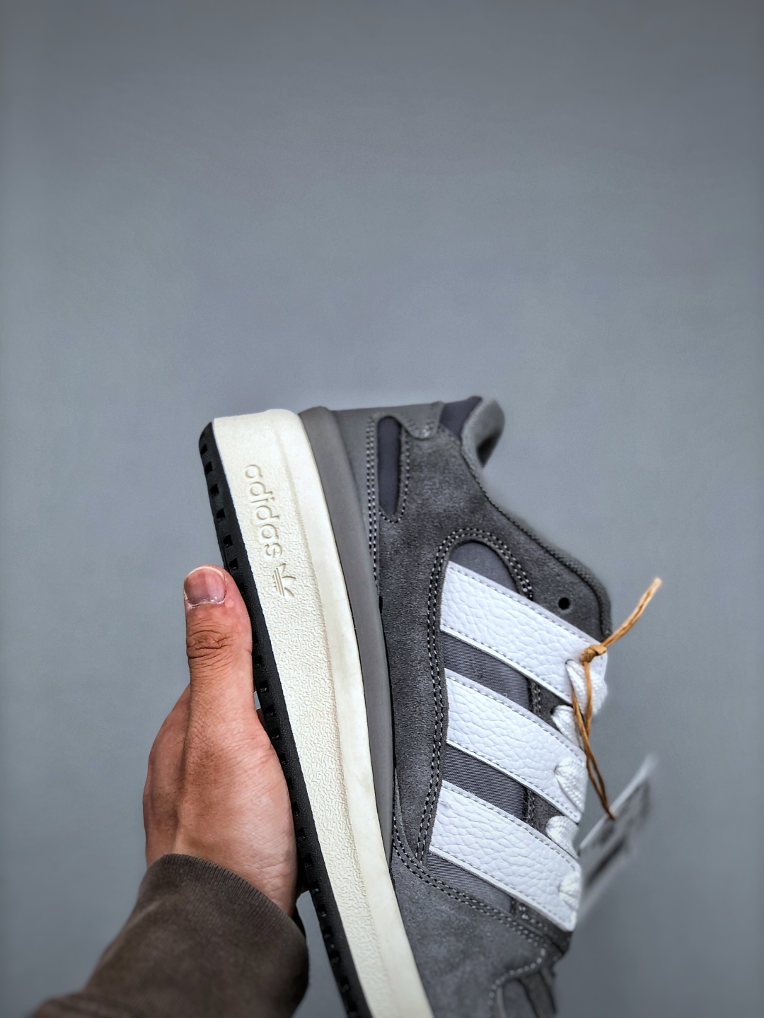 Adidas Originals Forum 2000 CL: Retro-Style Suede Sneakers for Ultimate Comfort 7 cmp i1746305644341 3695 0 5