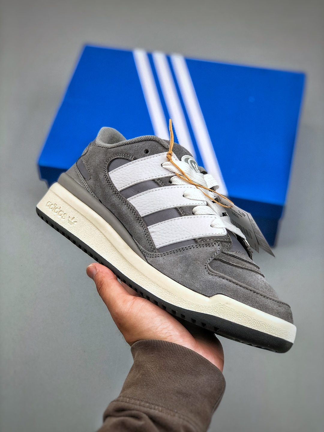 Adidas Originals Forum 2000 CL: Retro-Style Suede Sneakers for Ultimate Comfort 2 cmp i1746305644351 1423 0 0