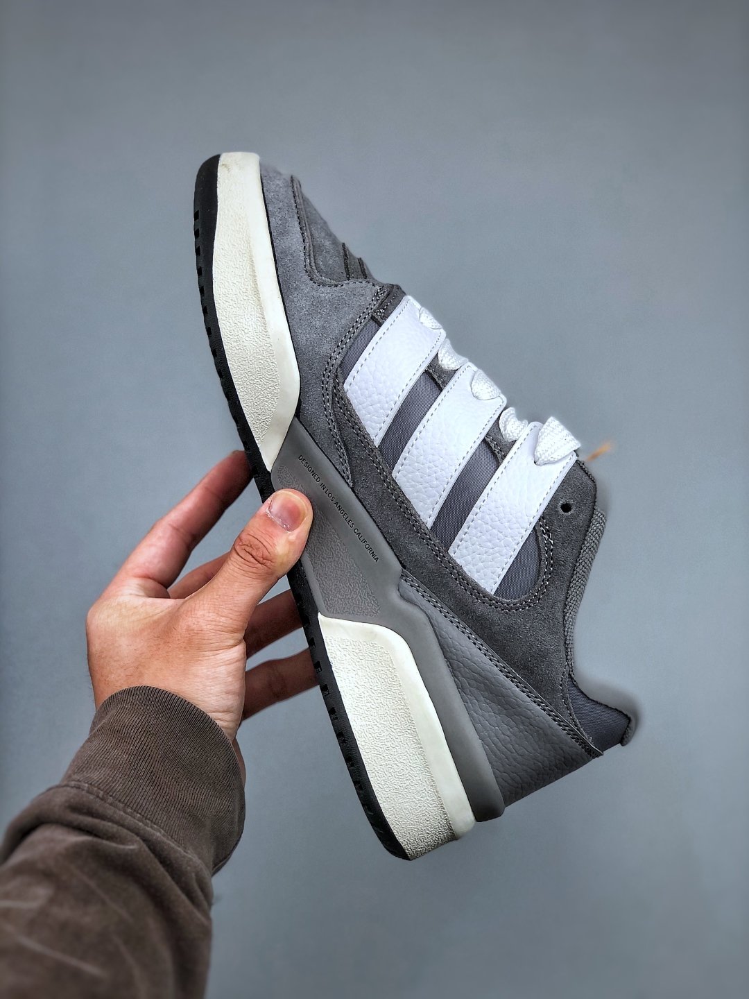 Adidas Originals Forum 2000 CL: Retro-Style Suede Sneakers for Ultimate Comfort 3 cmp i1746305645993 4445 0 1
