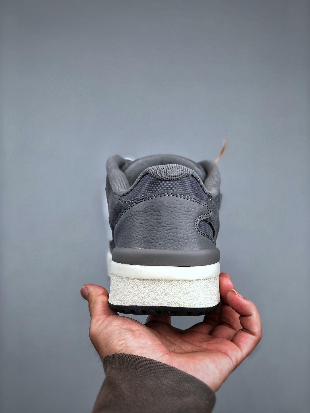 Adidas Originals Forum 2000 CL: Retro-Style Suede Sneakers for Ultimate Comfort 8 cmp i1746305646010 5372 0 6