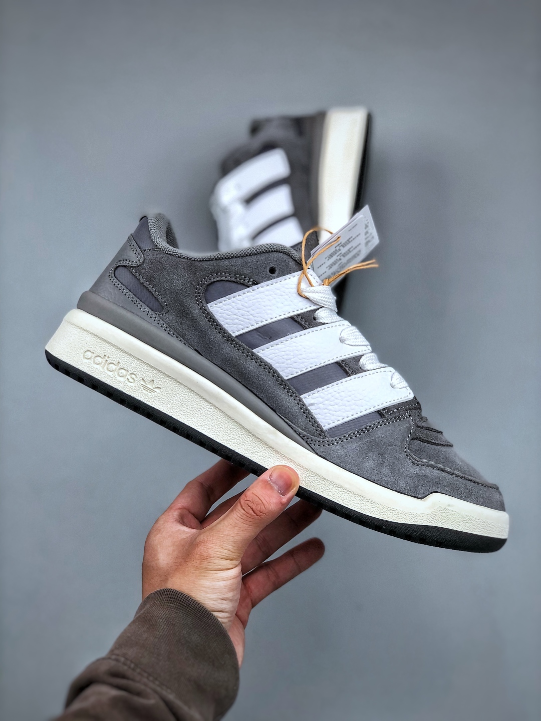 Adidas Originals Forum 2000 CL: Retro-Style Suede Sneakers for Ultimate Comfort 5 cmp i1746305646018 9412 0 3