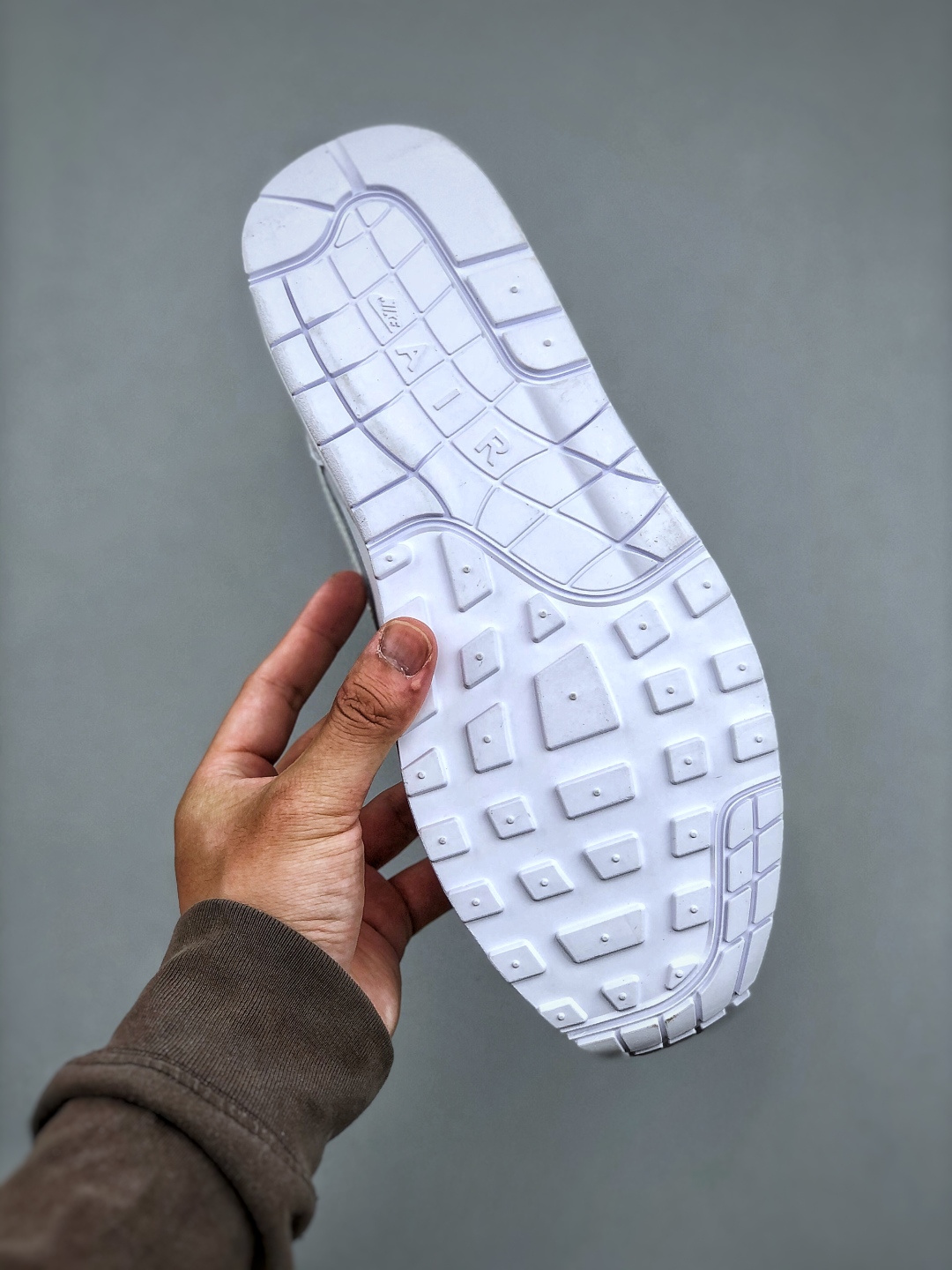 Nike Air Max 1 x Supreme White: Retro Style, Premium Comfort Sneakers 9 cmp i1746306160823 3254 0 7