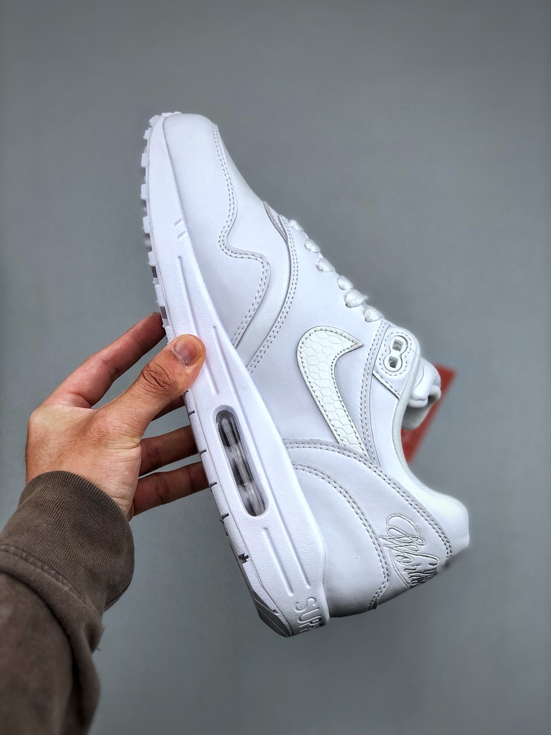 Nike Air Max 1 x Supreme White: Retro Style, Premium Comfort Sneakers 3 cmp i1746306162316 4621 0 1