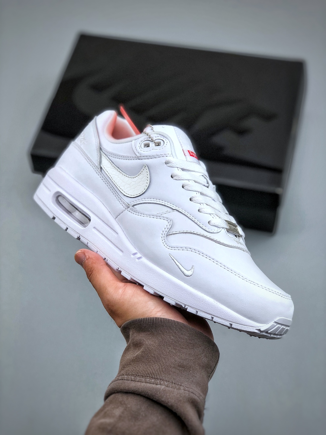 Nike Air Max 1 x Supreme White: Retro Style, Premium Comfort Sneakers 2 cmp i1746306162323 2846 0 0