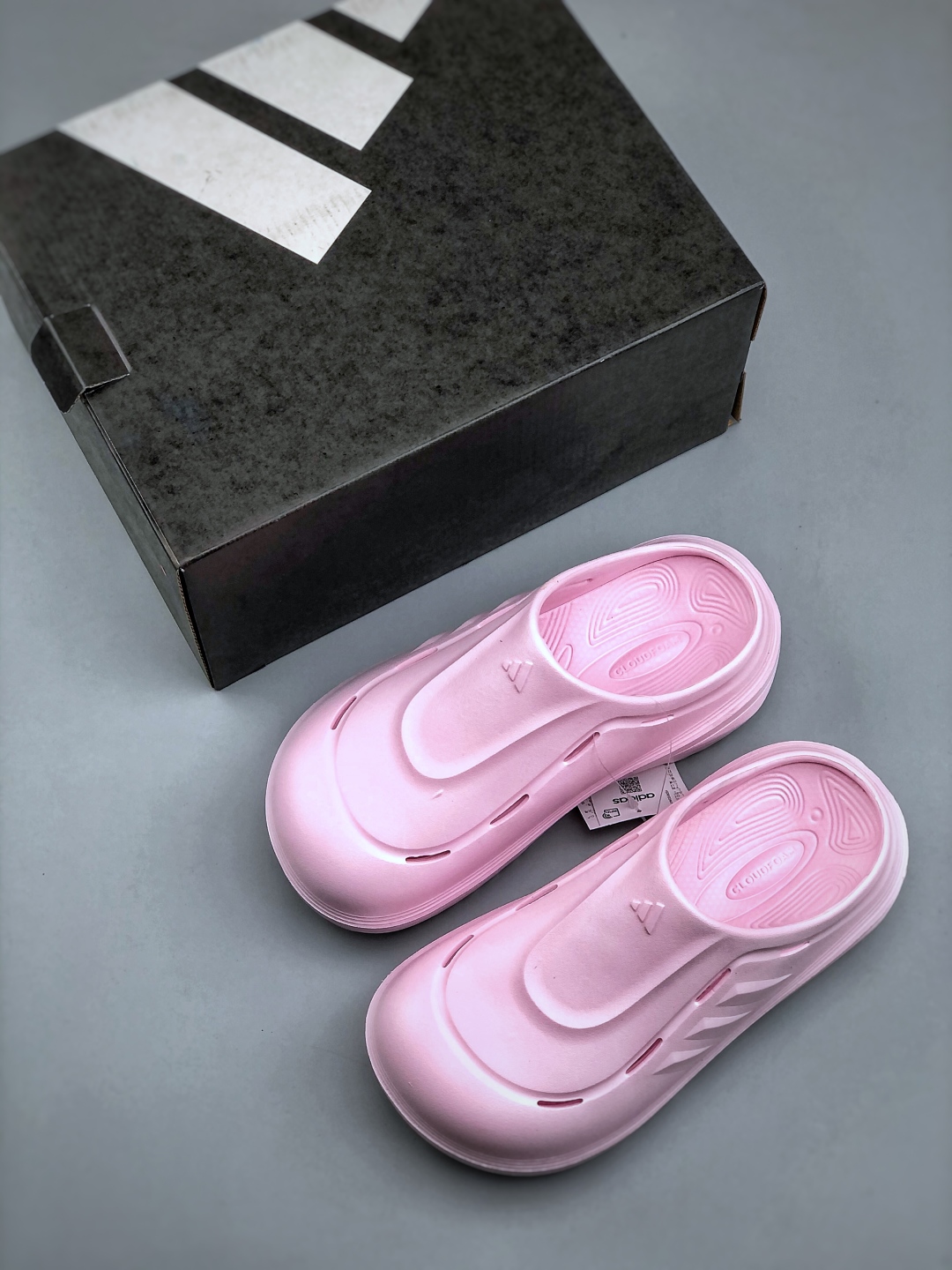 Adidas OZWAVE CLOG - Comfortable, Anti-Slip, and Shock-Absorbing Slides 4 cmp i1746392743614 2338 0 2