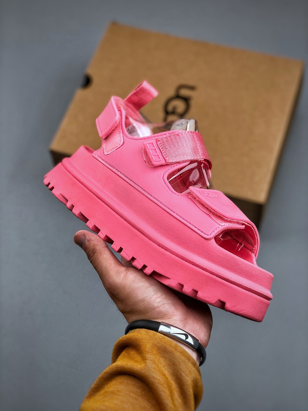 Tienda de soporte Z Artículo versátil UGG, deslumbrantes sandalias doradas de dopamina Hanni, el mismo modelo hecho por…