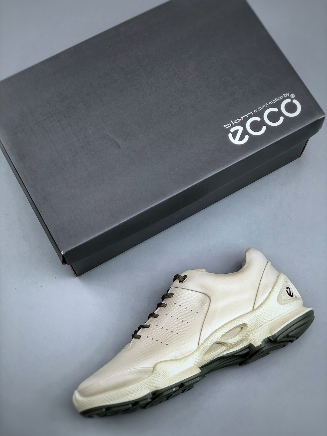 300 Ecco 2024爱步15周年经典 米白色 百搭休闲老爹鞋 舒适性相当不错